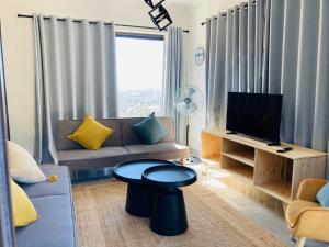 TV a/nebo společenská místnost v ubytování Gordon's Bay Mountain and Seaview
