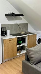 une cuisine avec un évier et une cuisinière dans l'établissement Cosy 6 - Belfort centre, à Belfort 10 autres photos