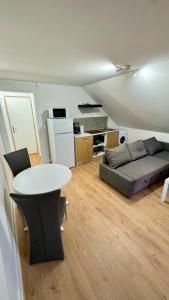 un salon avec une table et un canapé dans l'établissement Cosy 6 - Belfort centre, à Belfort