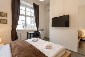 En eller flere senge i et værelse på Urban Rooms--free parking--