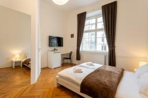 En eller flere senge i et værelse på Urban Rooms--free parking--