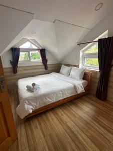 a bedroom with a bed with a teddy bear on it at Khách sạn Hoa Chuông, trung tâm Đà Lạt in Da Lat