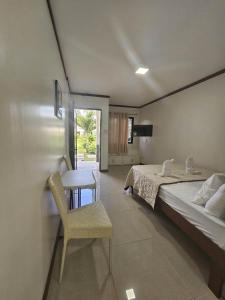 パングラオにあるBliss Suites by SMS Hospitalityのベッド2台とテーブルと椅子のある寝室 +23枚の写真