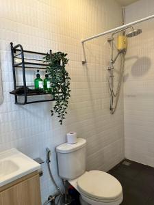 een badkamer met een wit toilet en een wastafel bij Office 3 in Bangkok