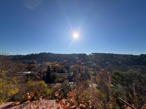 Horizon village des Pennes Mirabeau في لي-بين-ميرابو: اطلالة على مدينة فيها شمس في السماء