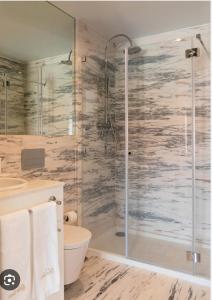 ein Badezimmer mit Dusche und Toilette in der Unterkunft Home Place Cascais Estoril in Cascais