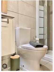 ein Bad mit einem WC und einem Handtuch darauf in der Unterkunft Home Place Cascais Estoril in Cascais