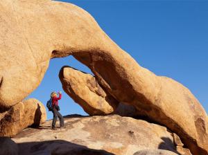 een persoon die op een grote rots staat bij The Gateway Boutique Vacation Rentals in Desert Hot Springs