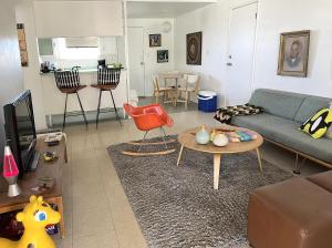 een woonkamer met een bank en een tafel bij The Gateway Boutique Vacation Rentals in Desert Hot Springs