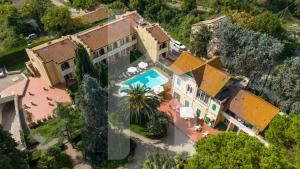 una vista dall'alto di una casa con piscina di Homiday - Villa Rosella a Roseto degli Abruzzi