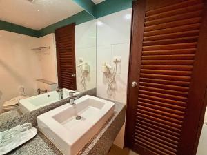 Phòng tắm tại Aloha Hatyai Hotel +80 ảnh