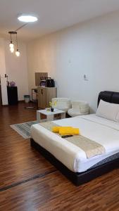 una camera da letto con un letto con una coperta gialla sopra di Hayyan Homestay a Kampong Tangihan