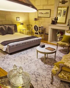 Chambre Bordeaux, piscine et spa في Lugon et l’Ile du Carney: غرفة نوم مع سرير مزدوج كبير ومدفأة +35 صورة