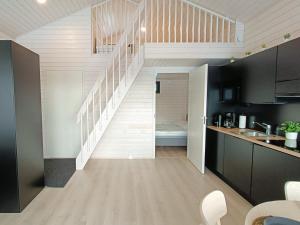 una sala de estar con una escalera en una casa en Luokki 2, en Syöte 7 fotos más