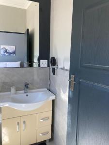 Koupelna v ubytování Gordon's Bay Mountain and Seaview