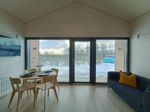 Un comedor con una mesa y un sofá. en Luokki 2, en Syöte