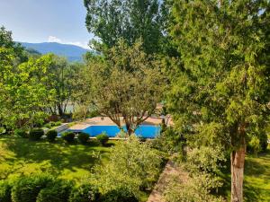 een luchtzicht op een huis met een zwembad in een tuin bij Luxury Family Villa on Neretva - Private Pool - Vila Kuća Mira in Konjic