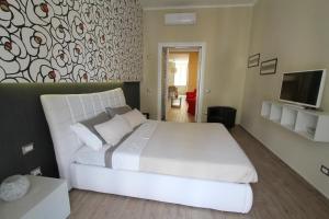 ナポリにあるAtelier 237のベッドルーム(白いベッド1台、テレビ付)