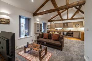 Una sala de estar con un sofá y un televisor. en Grade II Listed Top Floor Flat in Central Banbury - Pass the Keys, en Banbury