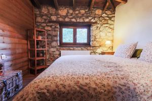 Una cama o camas en una habitación de Mountain Stonehouse - By Alseides