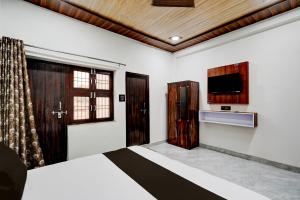 Una televisión o centro de entretenimiento en Hotel O Ganga Royal Guest House 21 fotos más