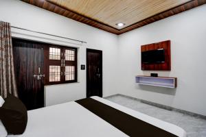 Una cama o camas en una habitación de Hotel O Ganga Royal Guest House