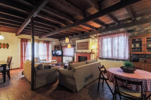 Una televisión o centro de entretenimiento en Mountain Stonehouse - By Alseides