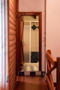 Un baño de Mountain Stonehouse - By Alseides 26 fotos más