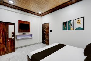 Una cama o camas en una habitación de Hotel O Ganga Royal Guest House