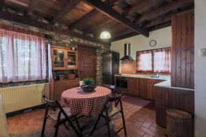 Una cocina o cocineta en Mountain Stonehouse - By Alseides