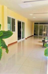 een lege hal in een gebouw met een plant bij SDDP Apartment in San Kamphaeng