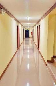 een lege hal in een gebouw met witte muren bij SDDP Apartment in San Kamphaeng