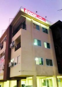 een gebouw met een uithangbord aan de zijkant bij SDDP Apartment in San Kamphaeng
