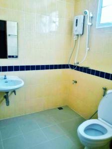 een badkamer met toilet en wastafel bij SDDP Apartment in San Kamphaeng
