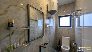 Koupelna v ubytování Chic studio with parking and rooftop