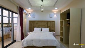 Postel nebo postele na pokoji v ubytování Chic studio with parking and rooftop