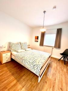 a bedroom with a bed and a window at Stilvolle 2 Zimmerwohnung in Fellbach