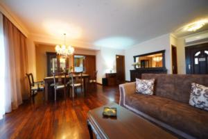 V_Paradise في إيراكليتسا: غرفة معيشة مع أريكة وغرفة طعام