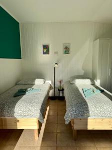 Studio Apartma Olive, Nova Gorica, Slovenia في نوفا جوريكا: سريرين توأم في غرفة مع