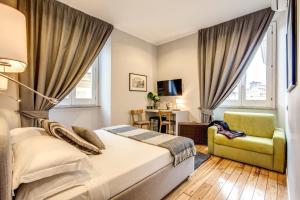 una camera da letto con un letto e una sedia di The Club Navona a Roma
