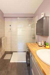 Kuchyň nebo kuchyňský kout v ubytování Charming Studio Balcony and Garrigue View