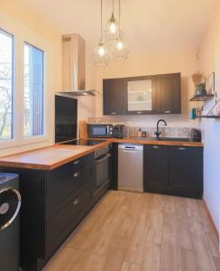 Kuchyň nebo kuchyňský kout v ubytování Charming Studio Balcony and Garrigue View