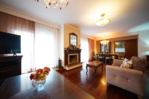 V_Paradise في إيراكليتسا: غرفة معيشة مع أريكة ومدفأة