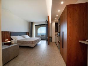 Ένα ή περισσότερα κρεβάτια σε δωμάτιο στο LUZIA AGRIRESORT - Piscina Idromassaggio con Vista Mare Aperta fino alle ore 23-00