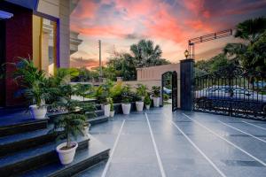 una puerta abierta con un montón de macetas en The Grand Rustam Villa, en Gurgaon