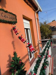 una fila de árboles de Navidad al lado de un edificio en Casa Luzon, terraza-solarium con ducha y salon rustico, en Villarejo de Salvanés