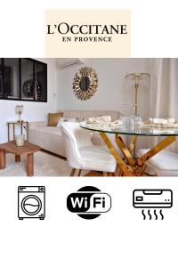 een woonkamer met een tafel en een bank bij Les Nuits en Grands Crus Appartement cosy, près de Beaune, au cœur des vignes in Ladoix Serrigny