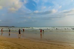 Serenova Resort by ILIF Hotels في مورود: مجموعة من الناس يمشون على الشاطئ