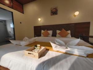 Serenova Resort by ILIF Hotels في مورود: غرفة نوم بسرير أبيض كبير مع لوح رأس خشبي