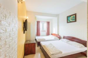 Giường trong phòng chung tại Anh Toản Hotel